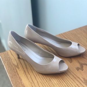 Ellen Tracy nude pumps